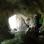 La grotte d'accès à la grande cascade en canyoning dans le moulin de Roubion près d'Isola 2000