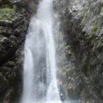 Grande cascade vue du bas en canyoning dans le moulin de Roubion près d'Isola 2000